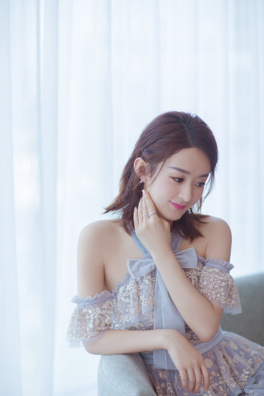 赵丽颖身穿一套连体裤31岁嫩回18岁少女网友满屏都是大长腿