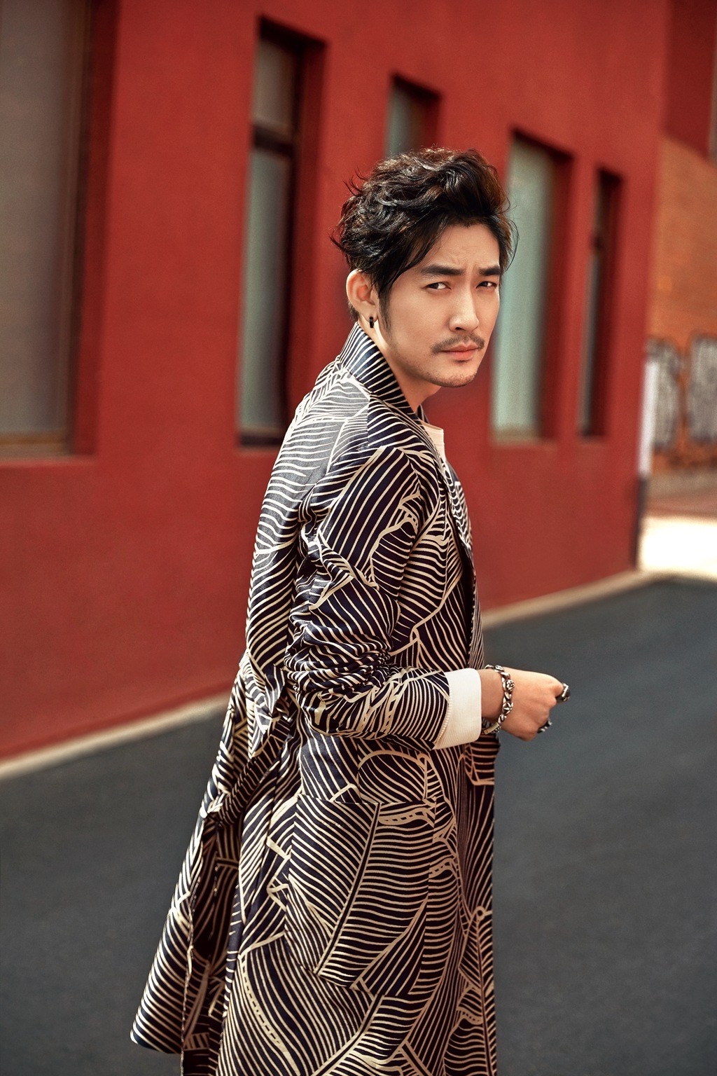 近日,张博曝光了一组户外写真.