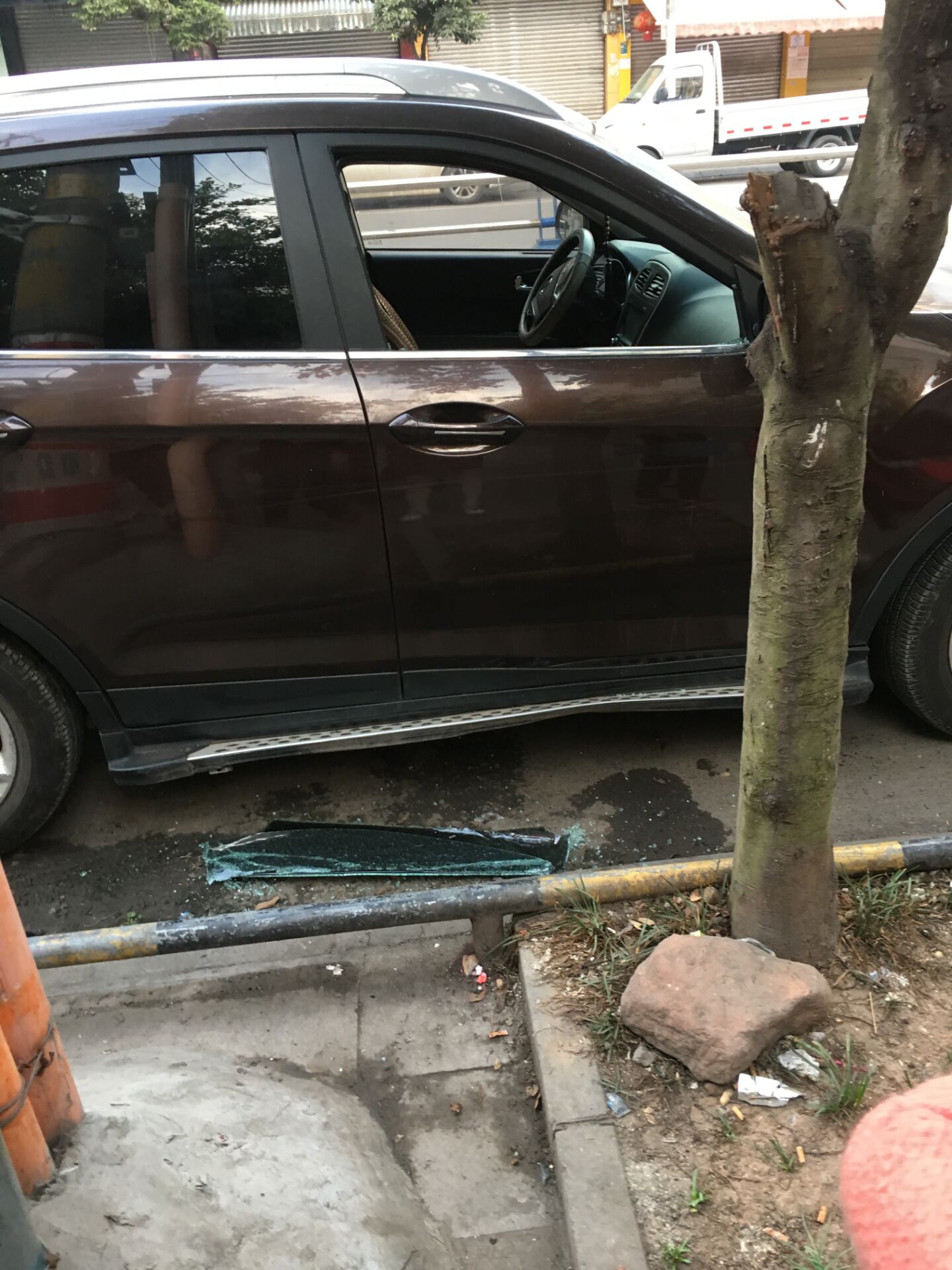 眉山:一乡镇多辆小车车窗深夜被砸 车内被翻的一片混乱