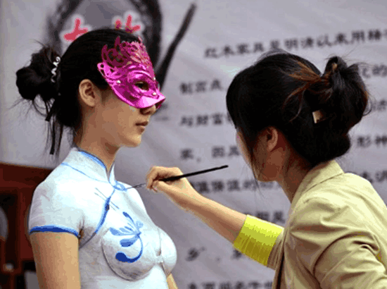 女子身上画旗袍当衣服走在大街上路人并无察觉挤上公交却尴尬了