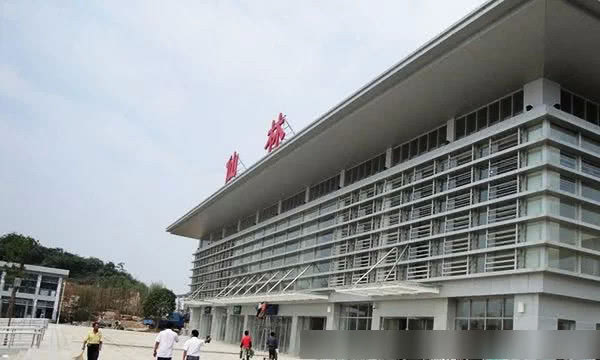 "爆棚东站"的徐州东站,但是同为江苏的高铁站,仙林站的客流量就非常少