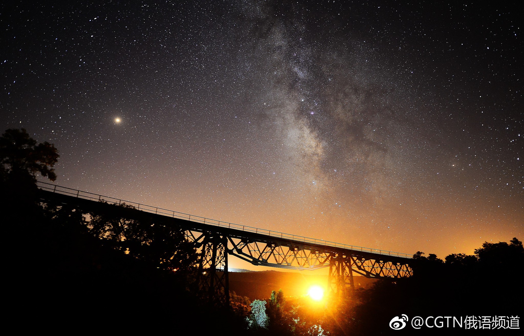 世界多地观测到英仙座流星雨划过夜空_新浪看点