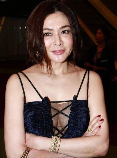 55岁关之琳出席慈善晚宴,低胸裙尽显傲人身材,风采依旧!