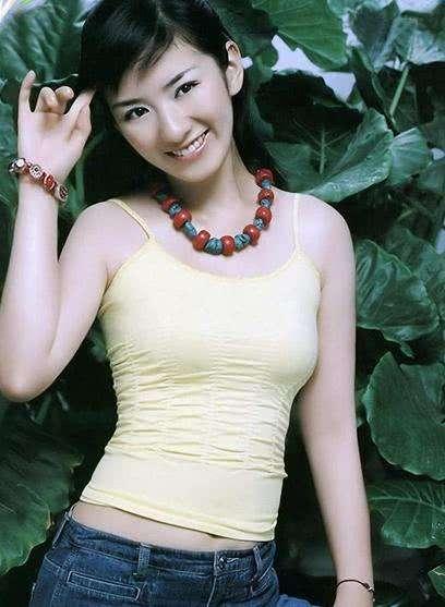 两次婚姻失败,前夫斥责她多次出轨,就连第一任都说她是"淫猫"