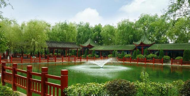 汉中民间文化汇集地巴山汉水间秦巴民俗村四季如春绚丽多彩