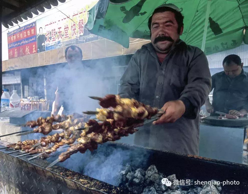 提到新疆,恐怕没有人不知道新疆有一种美食叫烤羊肉串.