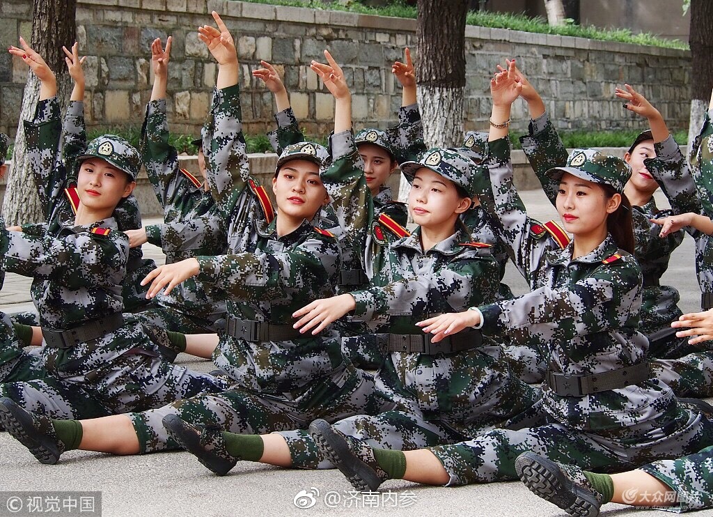 山师2018级新生军训 舞蹈系女生展示优美舞姿