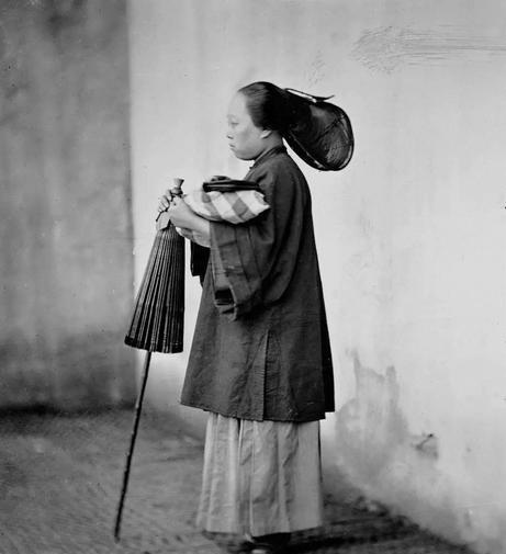 外国人拍摄的真实清朝妇女照片有两位女子还是很漂亮的