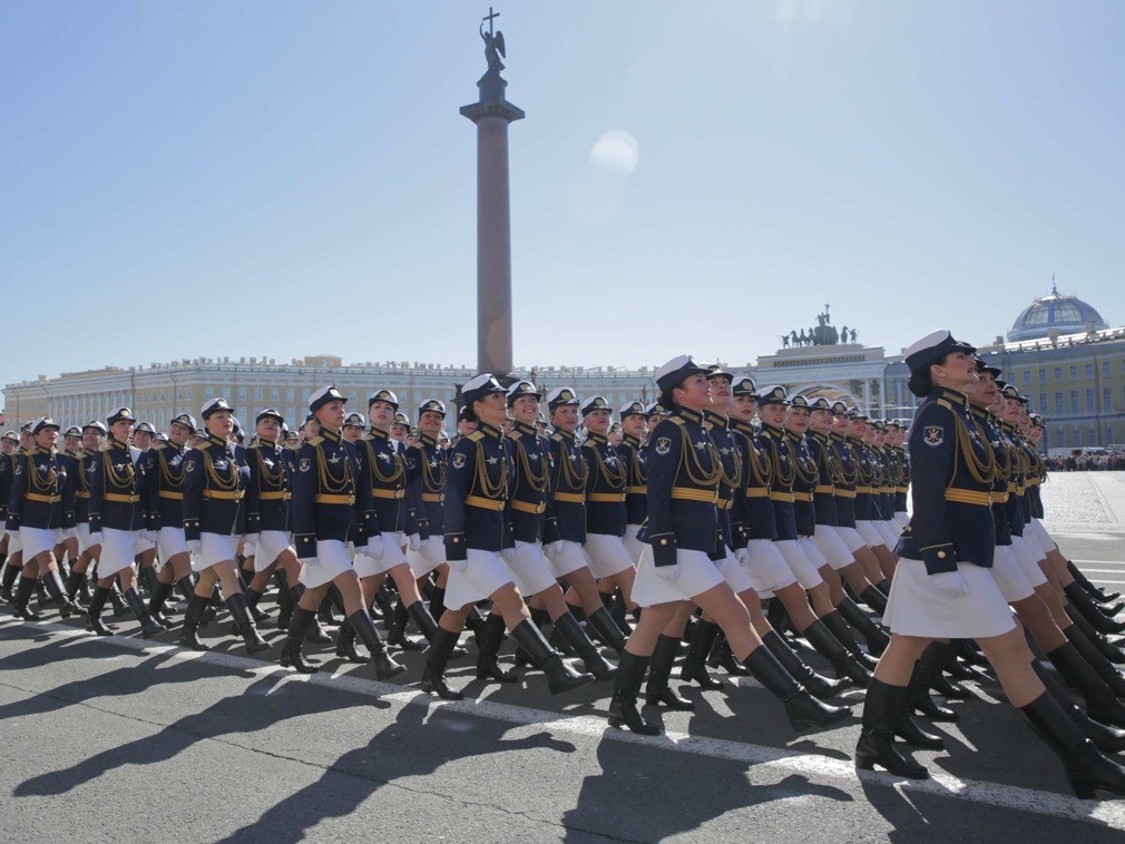 女兵英姿飒爽,身穿短裙亮相.