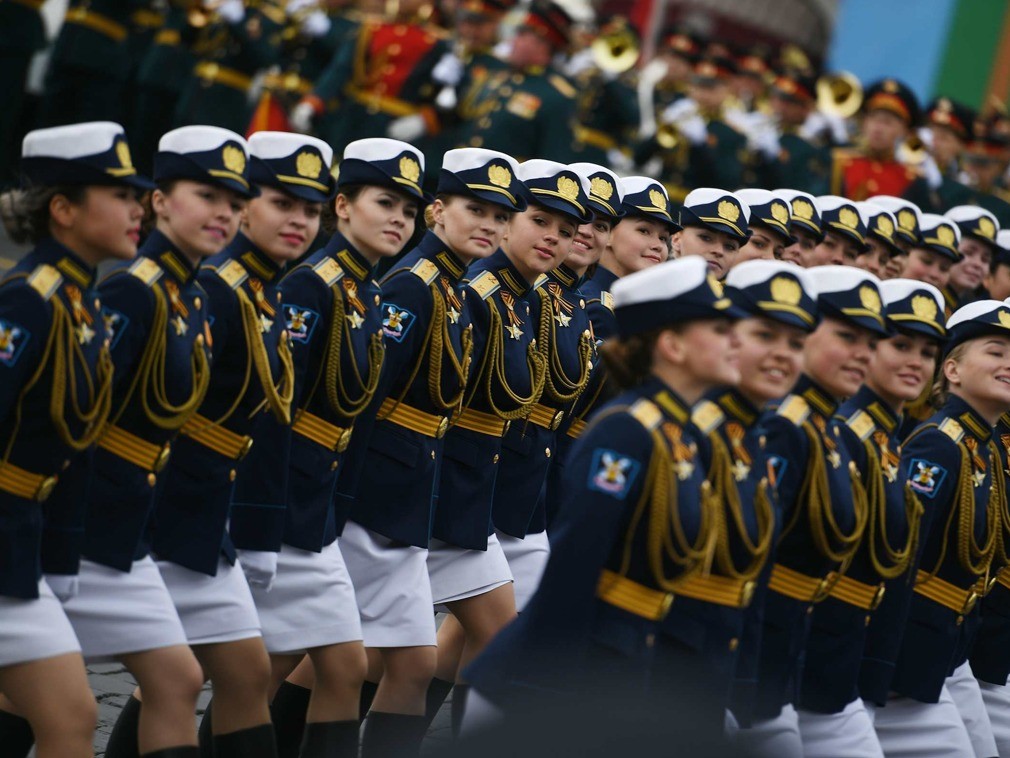 俄罗斯胜利日阅兵彩排花絮 女兵身穿短裙亮相