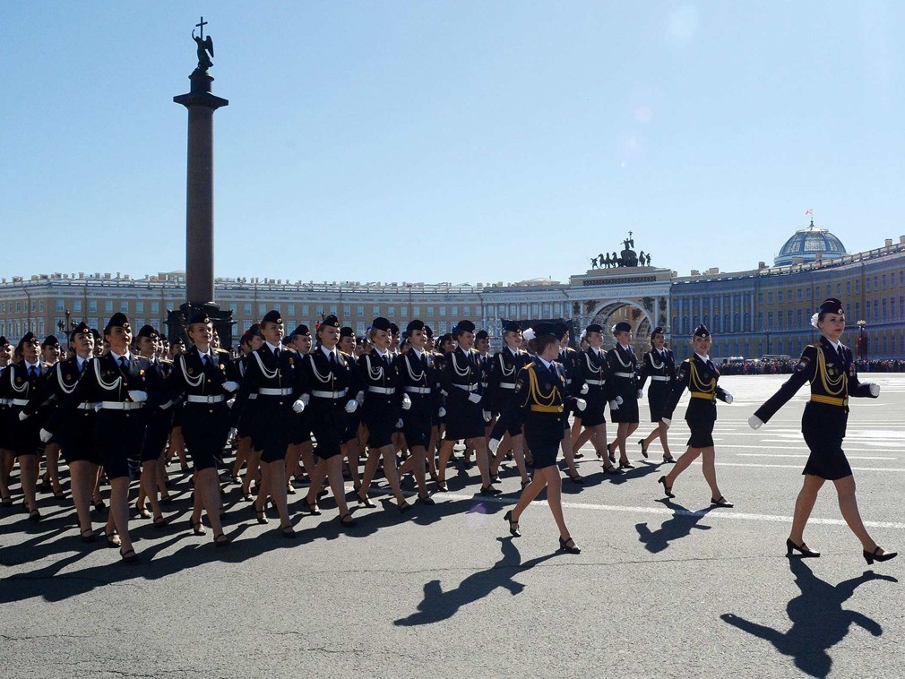 女兵英姿飒爽,身穿短裙亮相.