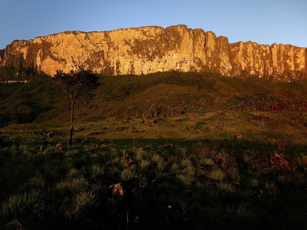 高原链上的帕卡赖马平顶山脉的最高峰,位于巴西,委内瑞拉和圭亚那三国