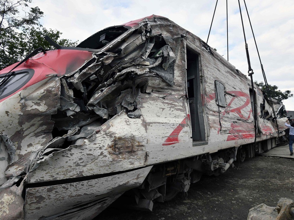 台湾脱轨列车搜救结束开始现场清理 内部画面曝光|车厢|列车|脱轨