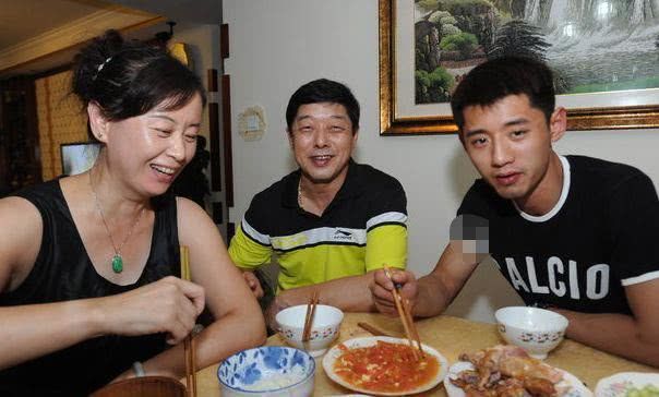 景甜自爆不想再拖,两人恋情遭受挑战?只因张继科父母态度不好