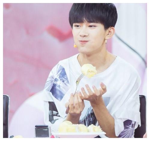 明星爱吃什么零食?千玺爱吃榴莲,杨幂吃的最苦