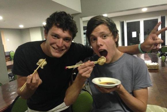 把包子当饺子煮了, 外国人吃饺子让人哭笑不得, 中国网友看傻了