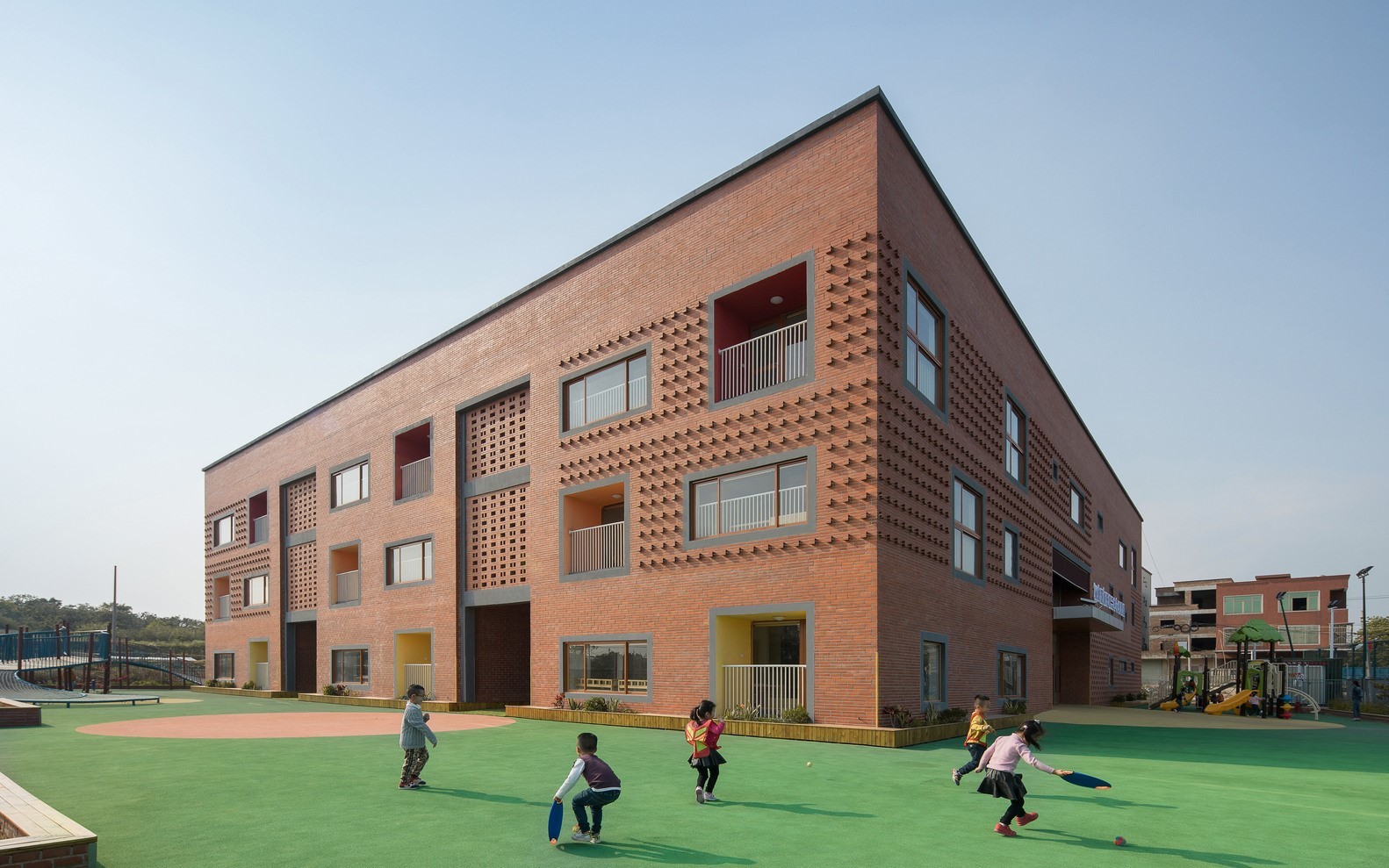 新南幼儿园,位于厦门岛外郊区的村子里.周围都是贫瘠的农田耕地