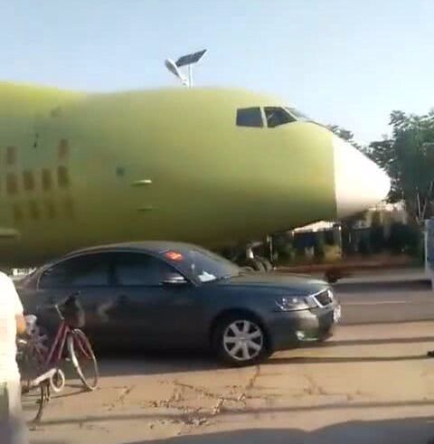 一架运-20大型运输机突然在马路上现身,这架大飞机的机翼并没有安装