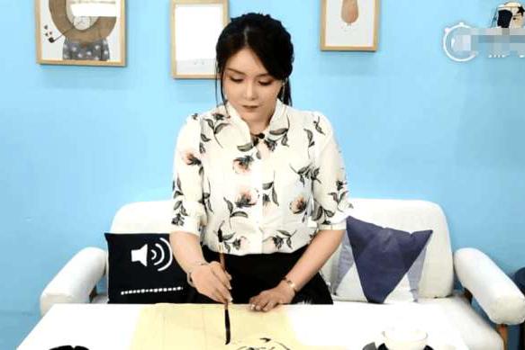 主播张琪格改变直播风格,涉足视频制作,网友:张老师你下海了?|主播|张琪格|斗鱼|风格|网友_新浪新闻