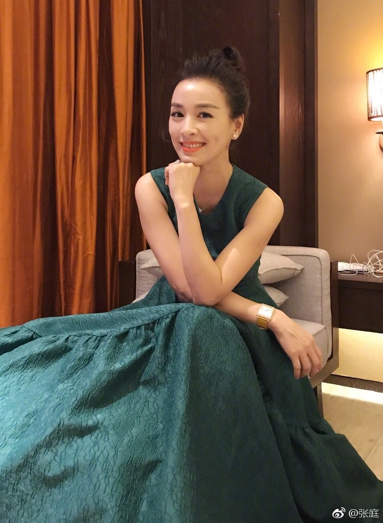 48岁张庭穿白色上衣,搭配卡其色长裤亮相,竟清纯得像18岁少女!