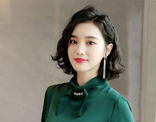 中年女性发型别乱烫,这样烫优雅时尚有气质,千万别错过