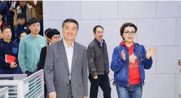 前央视知名主持人李瑞英丈夫近照,很是熟悉的面孔,大家认识吗