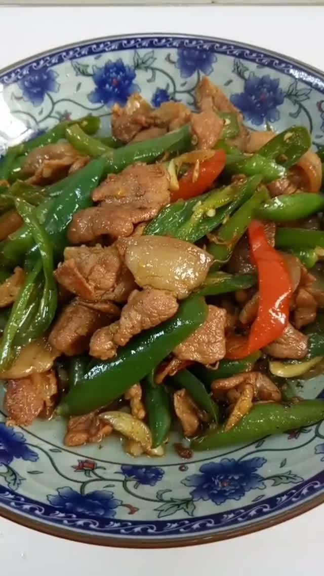 家常小炒肉,香辣的肉香最勾引人的食欲,不来碗米饭说不过去的!