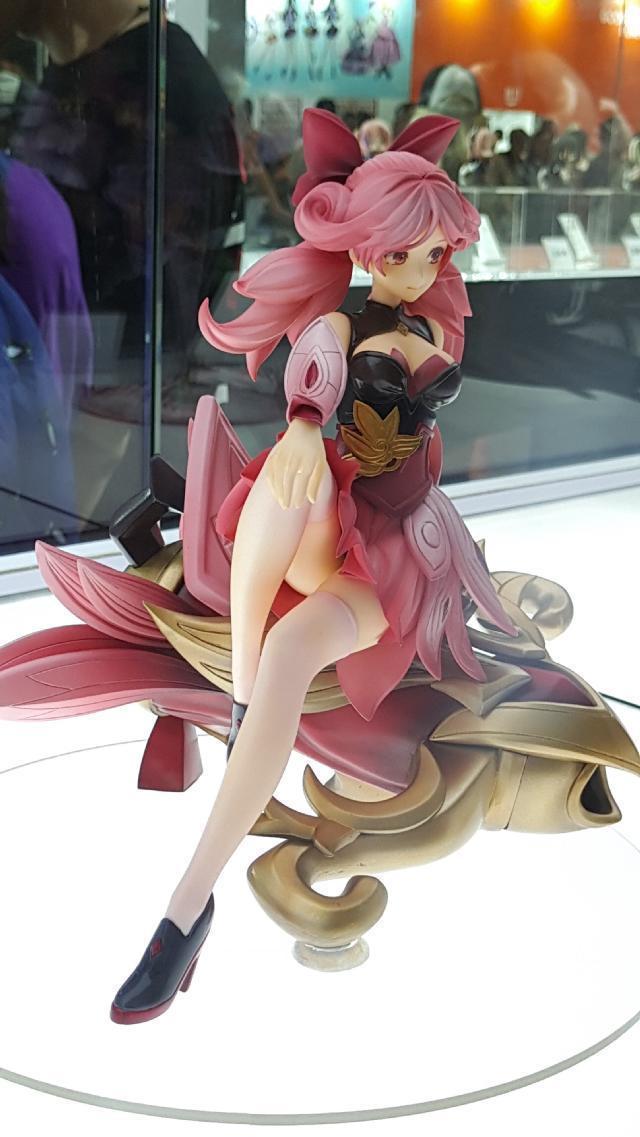 王者荣耀貂蝉和孙尚香手办展会图公开玩家表示这腿可以玩一年