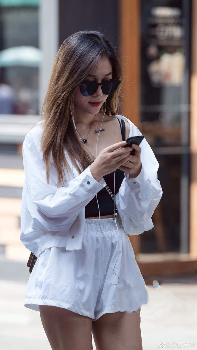 街拍超高的衣品爆表的颜值美女走在街上就是一道风景线