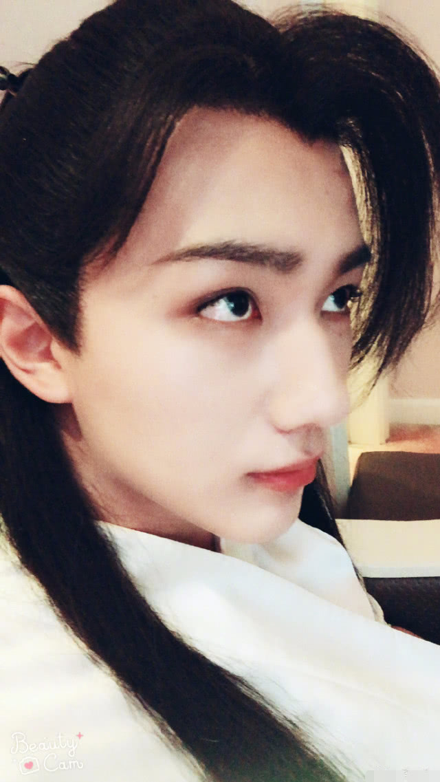 《变形计》小哥李宏毅摇身一变成明星 晒照回顾昔日懵懂时光