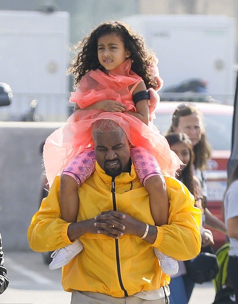 当地时间11月18日,侃爷kanye omari west带女儿小西北外出的街拍