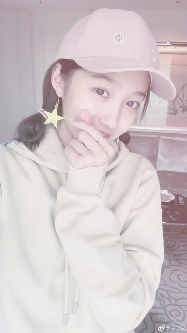 黄致列关晓彤还在玩儿棒式笔芯