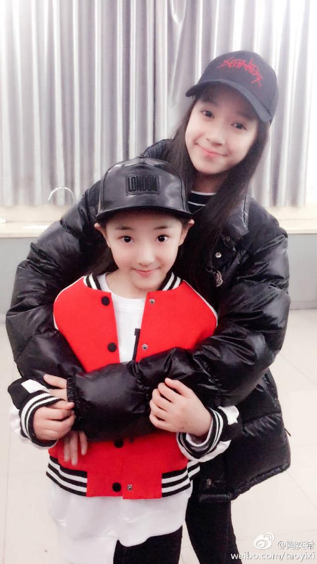 小戏骨陶奕希不简单!长像甜美呆萌引李小璐等众多明星合影!