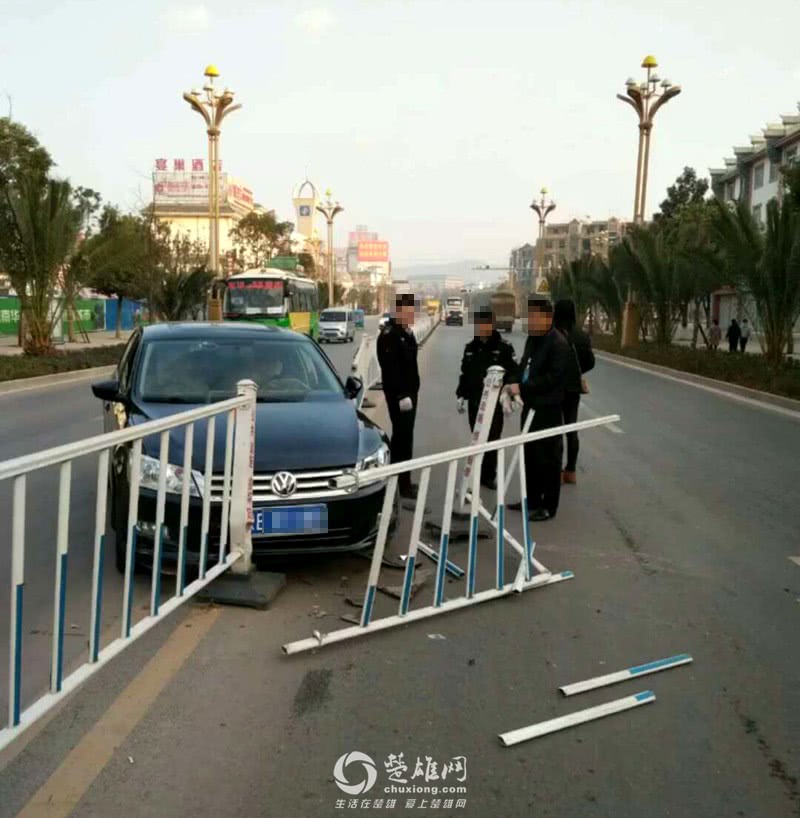 惊险!南华街头一轿车撞上隔离护栏,车毁栏倒现场一片狼藉