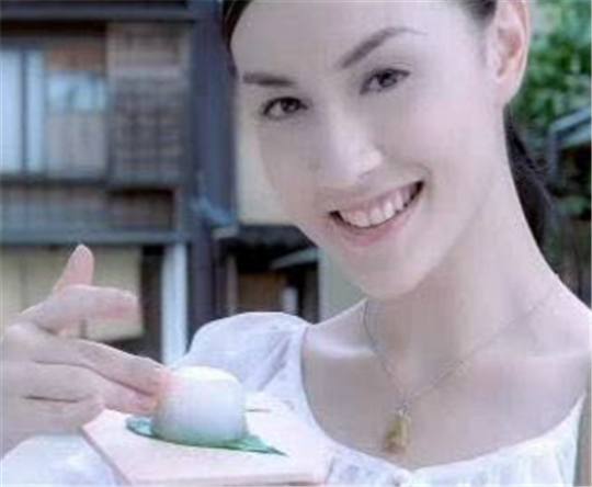 在03年,年仅18岁的刘碧丽凭借着自身优越的条件,以模特的身份在香港