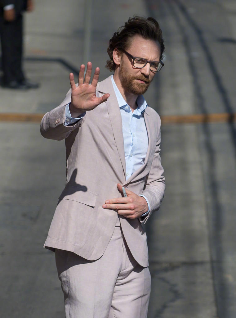 抖森tom hiddleston 身穿浅色西装在加州洛杉矶现身jimmy kimmel liv