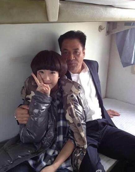 55岁尤勇和妻子生活素颜照曝光 两次婚姻终获幸福 妻子高挑有气质