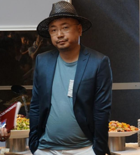 表现自己的肚子,这一幕实在太可爱了,山争哥哥真的一点偶像包袱都没有