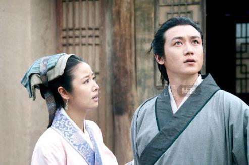 苏小妹出上联:"清水池边洗和尚,浪浸葫芦",和尚下联让她娇羞