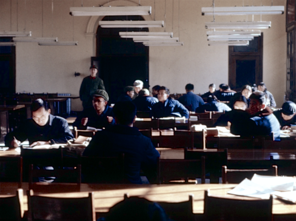 老照片北京生活1974年护城河边的记忆