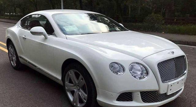 下图白色宾利是什么型号大概是什么价格