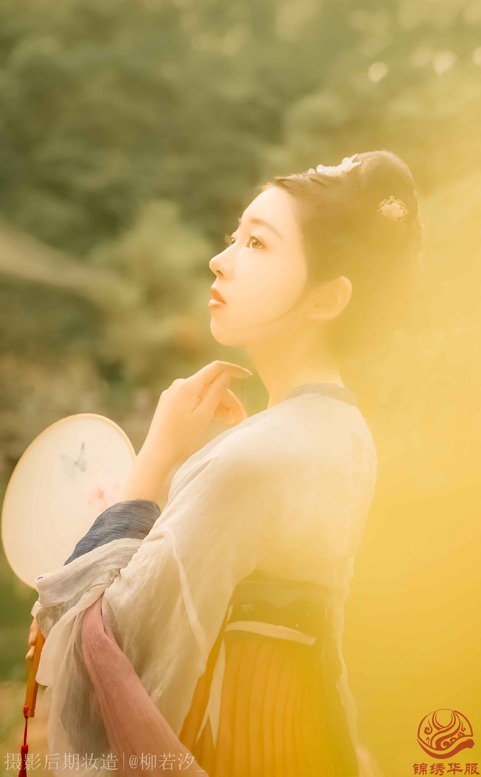 汉服写真第30期《静女》团扇 齐胸汉服女子在池塘边等待