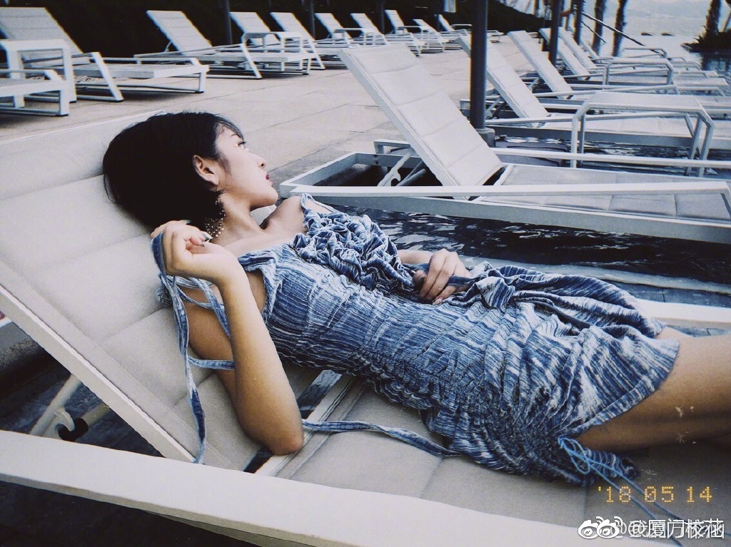 她叫方彬涵,就读于泉州师范学院,业余歌手._新浪看点