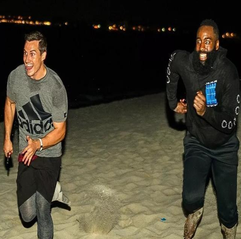 哈登生日夜还在海滩上苦练, 体力耗尽瘫倒在地