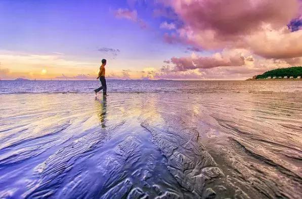 舒服地睡在温暖的沙滩上