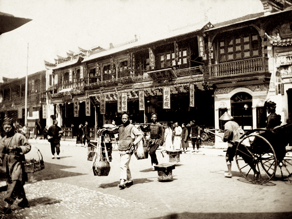 老照片:1902年的上海,往昔的城墙街景