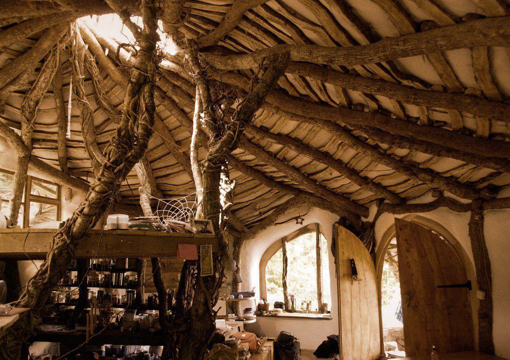 英国小伙买不起房, 就在免费土地上修建木屋, 从此在里面养儿育女