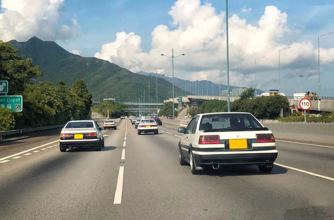 几十部能合法上路的ae86齐聚街头,这样的场景我们只能在香港之类政策