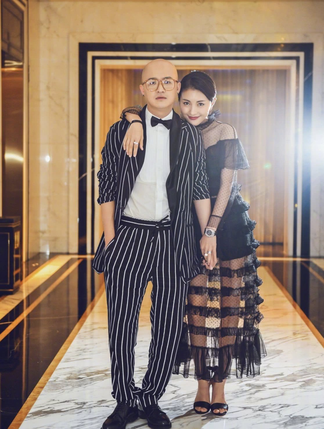 包贝尔胖成300斤,光头变短发,还紧贴"亚洲第一美人"克拉拉