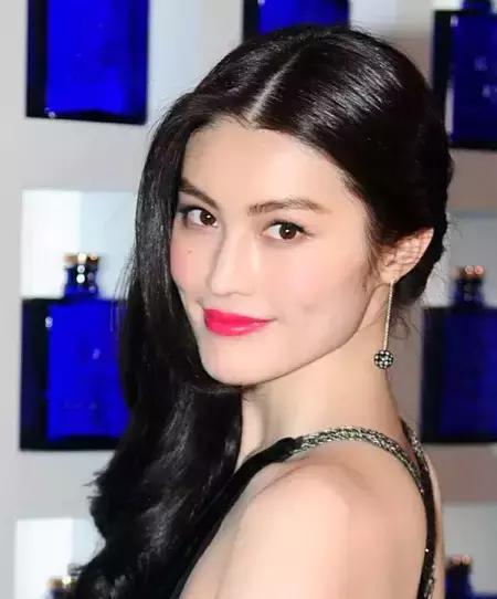 偏黄的肤色和健康的肤色都适合,就更不用说何穗这样白皙的皮肤了,更是